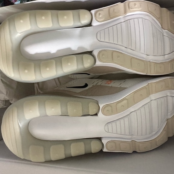 New! Nike W Air Max 270 in hard to find Summit White/Desert Sand - Picture 2 of 4